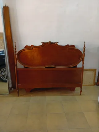 Cabezal de cama clásico de madera