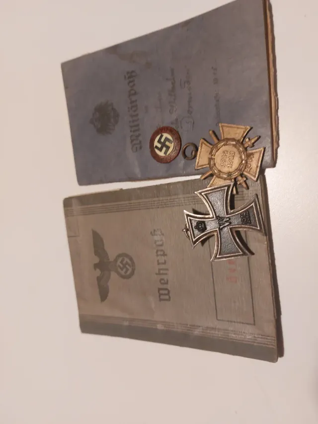 Lote Wehrpass y ek1  medallas insignia alemanas