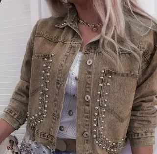 Cazadora caqui con tachuelas