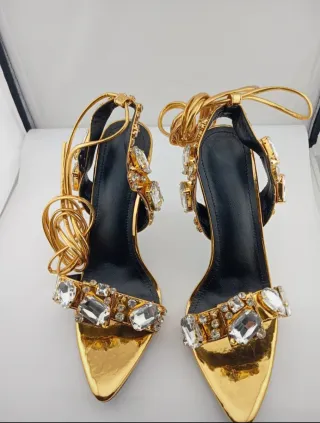 Zapatos de tacón dorados con pedrería