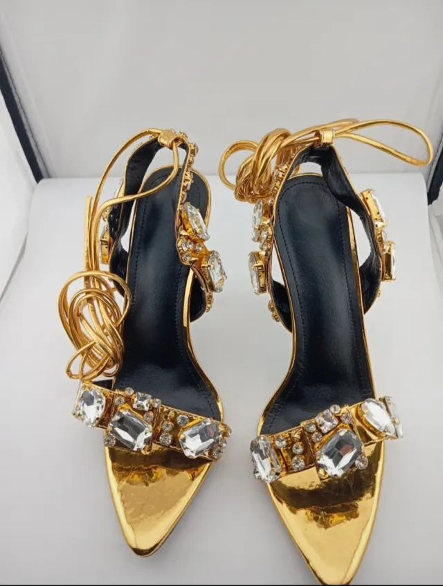 Zapatos de tacón dorados con pedrería