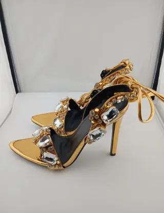 Zapatos de tacón dorados con pedrería