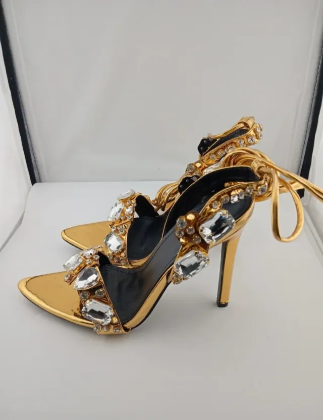 Zapatos de tacón dorados con pedrería