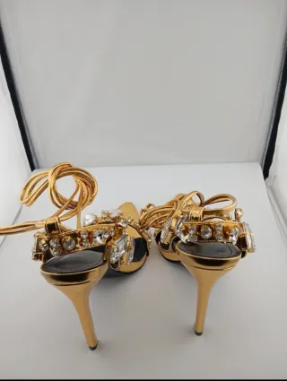 Zapatos de tacón dorados con pedrería