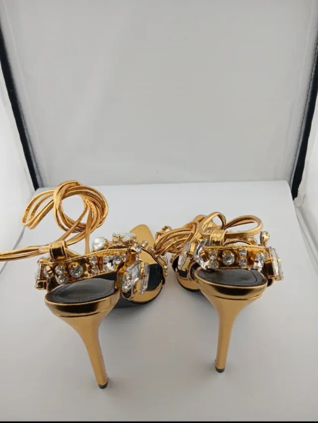Zapatos de tacón dorados con pedrería