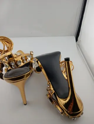 Zapatos de tacón dorados con pedrería