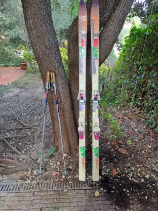 Esquís Rossignol con bastones.