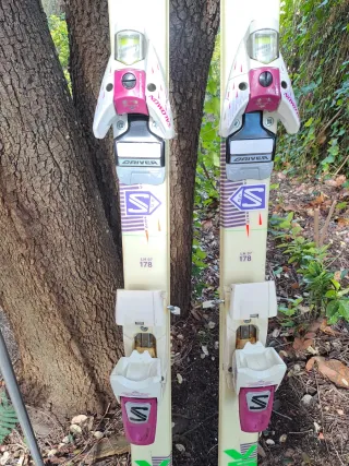 Esquís Rossignol con bastones.