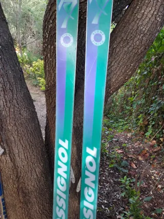 Esquís Rossignol con bastones.