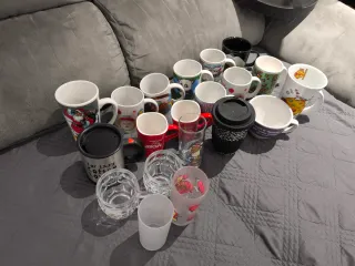 Conjunto de Canecas e Copos Variados