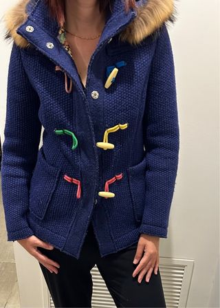 Cappotto blu con alamari colorati