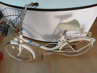 Bicicleta blanca con cesta