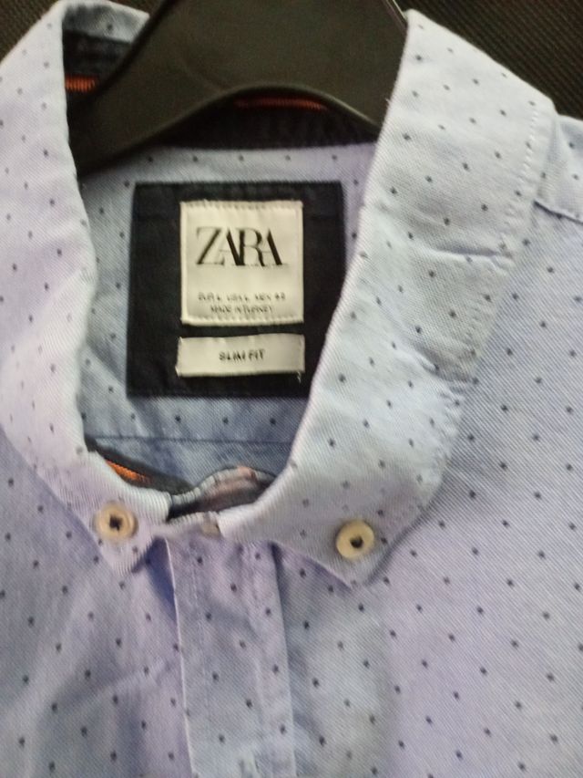 Camisa Zara azul de manga corta con puntos