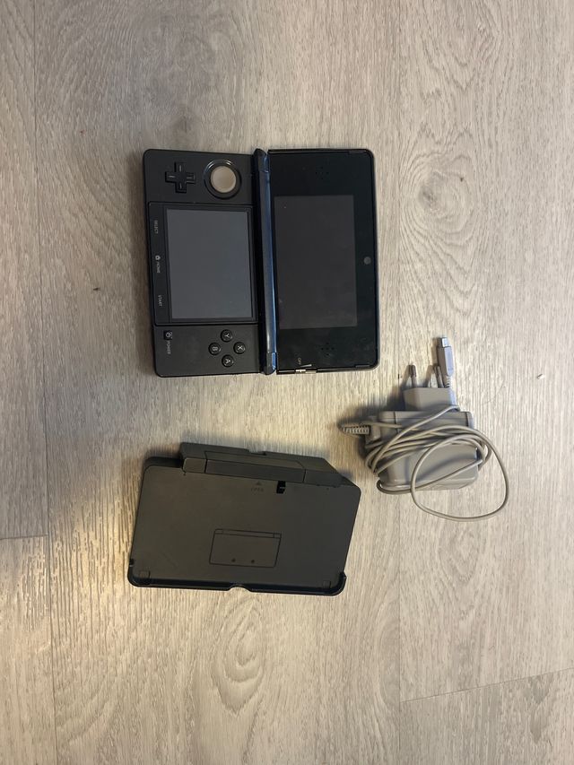 Nintendo 3DS Negra + Base + Cargador