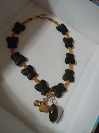 Collana farfalle verdi e perline gialle