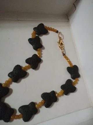 Collana farfalle verdi e perline gialle