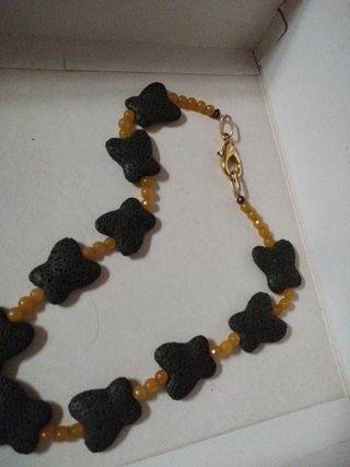 Collana farfalle verdi e perline gialle