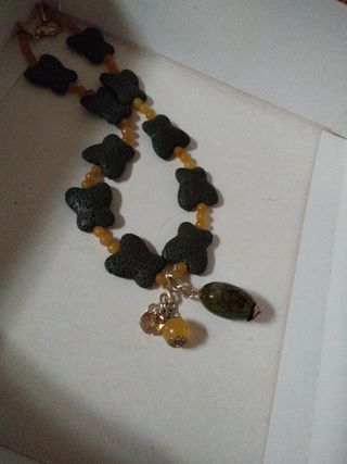 Collana farfalle verdi e perline gialle