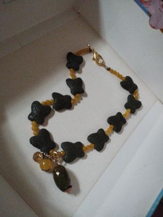 Collana farfalle verdi e perline gialle