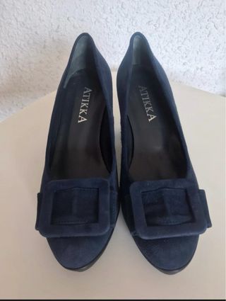 Zapatos ATIKKA ante azul marino con hebilla