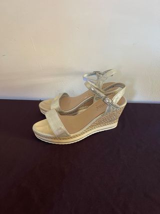 Sandalias doradas y plateadas de cuña