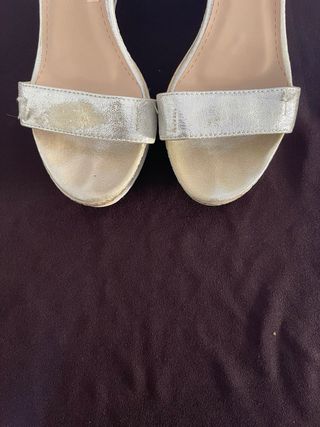 Sandalias doradas y plateadas de cuña
