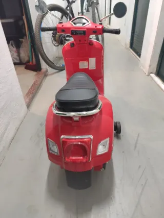 Moto Vespa Juguete a Batería con Música