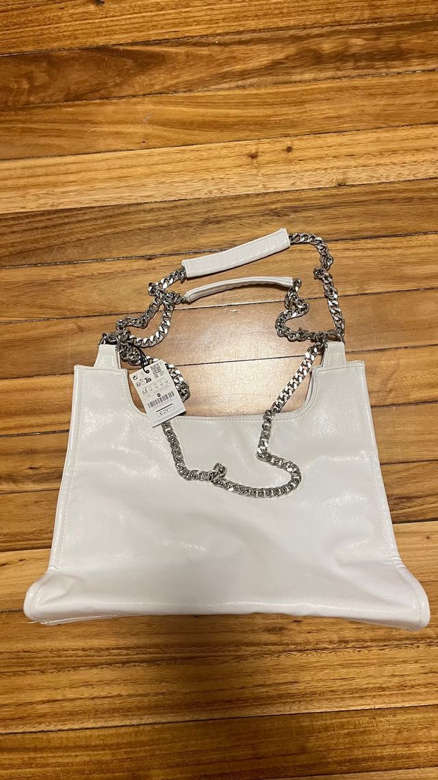 Bolso blanco Stradivarius con cadena