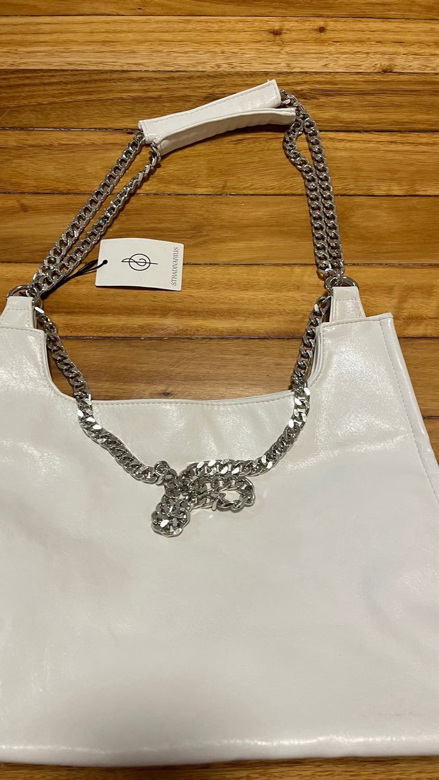 Bolso blanco Stradivarius con cadena