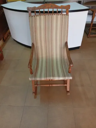 Mecedora antigua de madera y tela