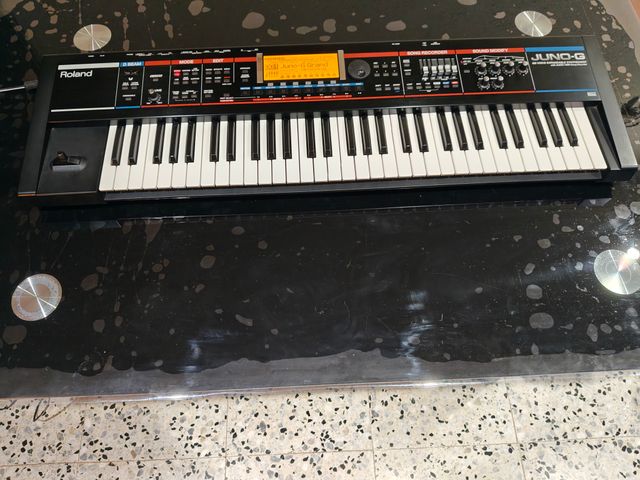 Roland Juno-G. Con schermo nuovo e senza uso.