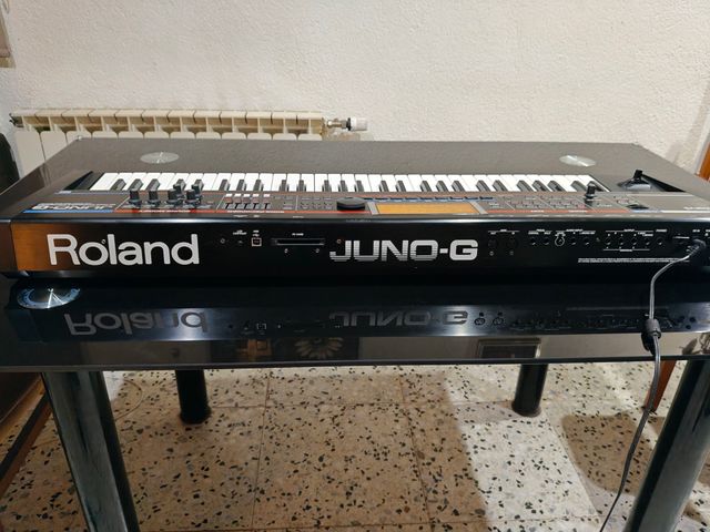 Roland Juno-G. Con schermo nuovo e senza uso.