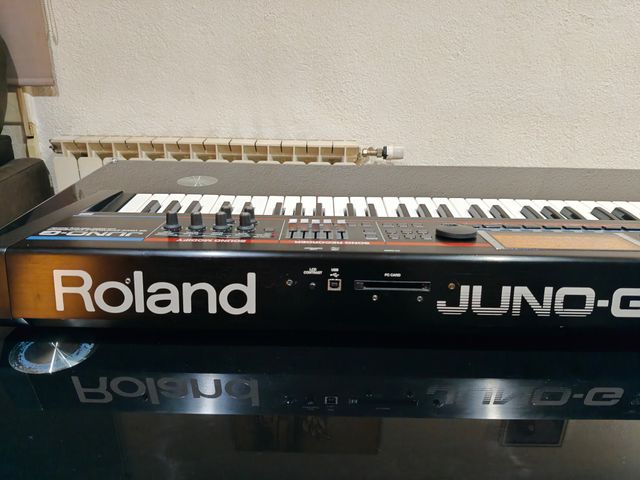 Roland Juno-G. Con schermo nuovo e senza uso.