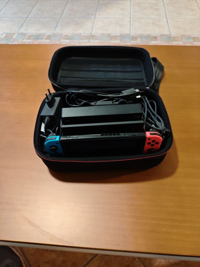 Nintendo Switch Azul y Rojo + Funda + 2 MicroSd