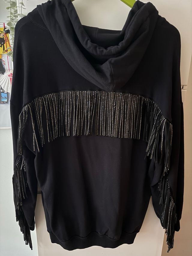 Chaqueta negra con flecos y brillos