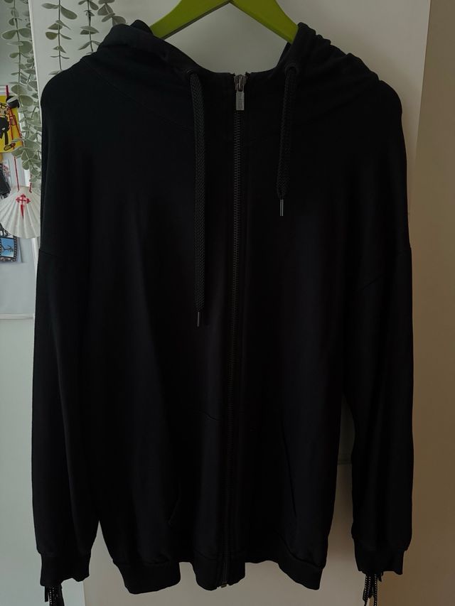 Chaqueta negra con flecos y brillos