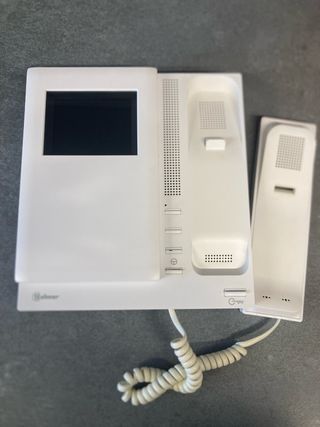 Videoportero blanco con pantalla