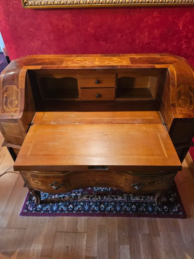 Escritorio de madera con marquetería