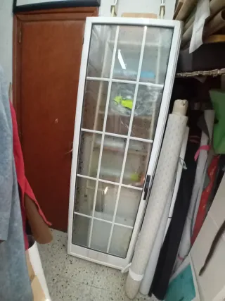 Puerta de aluminio con cristales climalit .