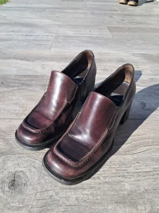 Scarpe marroni / bordeaux (?) Sono ancora indecisa