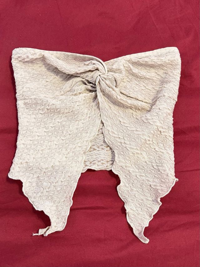 Top beige anudado textura