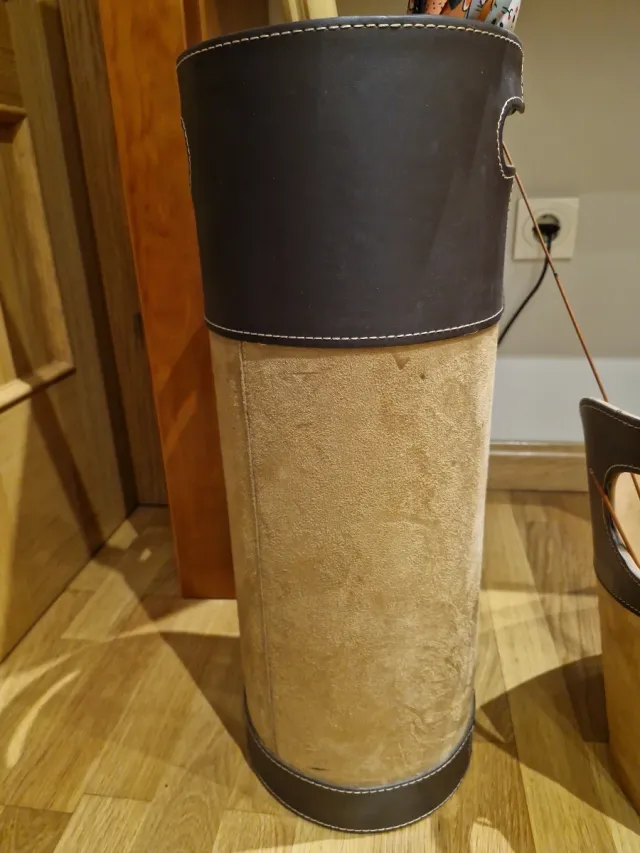 Paragüero y cesta decorativa