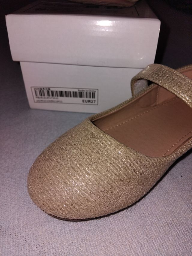 Zapatos dorados estilo fallera
