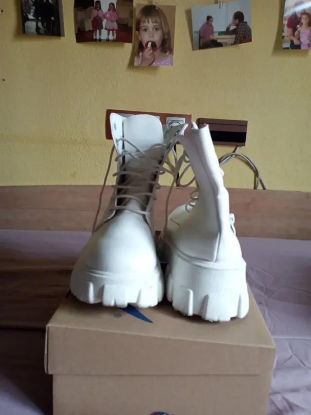 Botas blancas de plataformasin marca, sinteticas