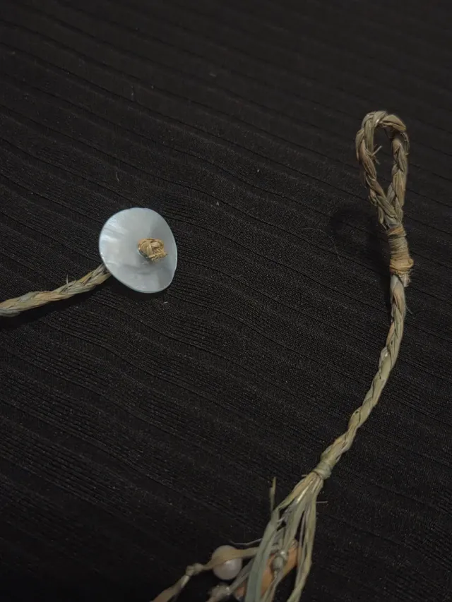 Collar flor beige y azul