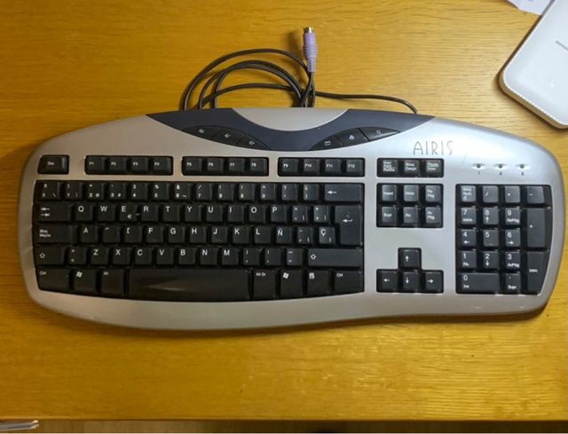 Teclado Airis PC con cable .  Plateado y Negro