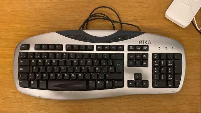 Teclado Airis PC con cable .  Plateado y Negro