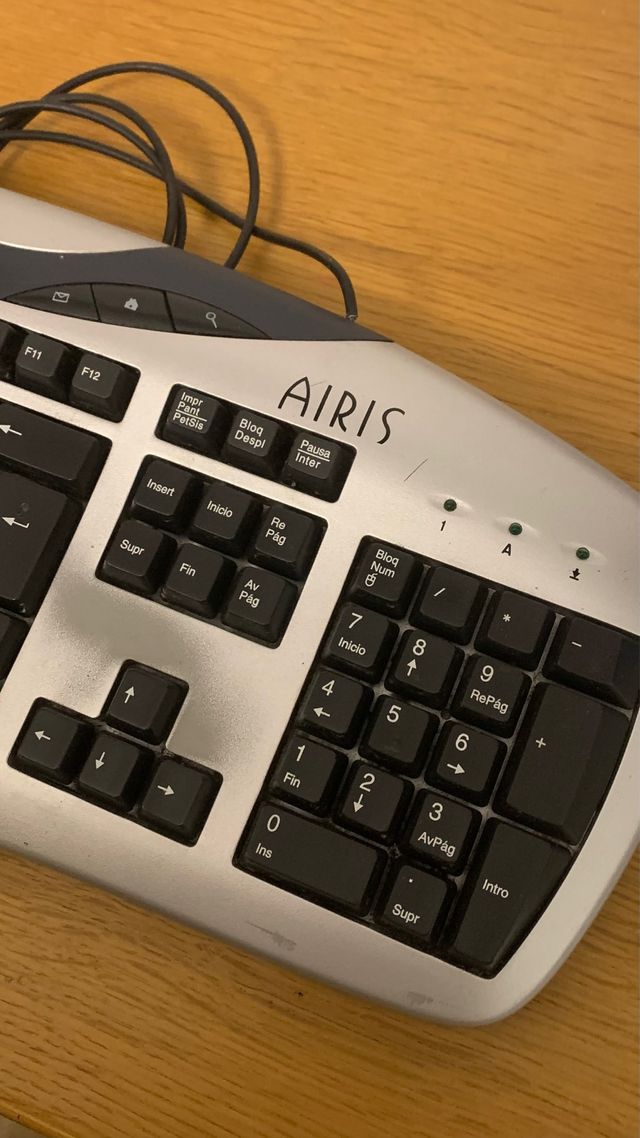 Teclado Airis PC con cable .  Plateado y Negro