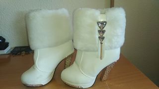 Botines blancos con tacón dorado