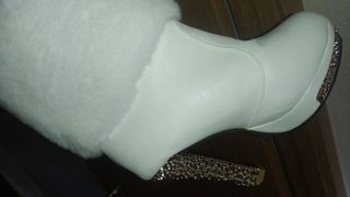 Botines blancos con tacón dorado